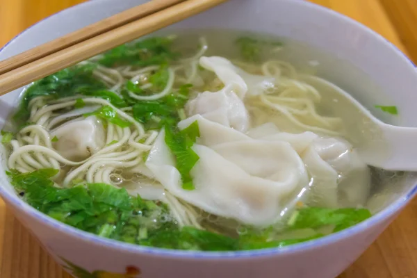 Chinese tasty wonton and noodle soup. — Stock Photo, Image