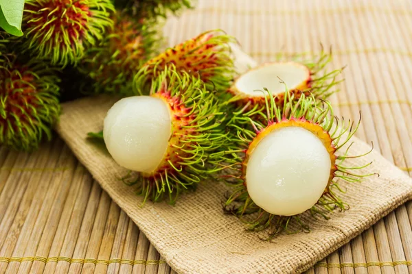 Tatlı rambutan meyve yaprakları ile. — Stok fotoğraf