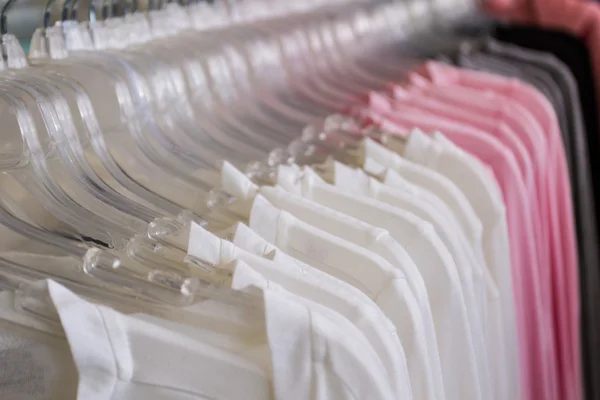 Verscheidenheid van veelkleurige shirt kleerhangers. — Stockfoto