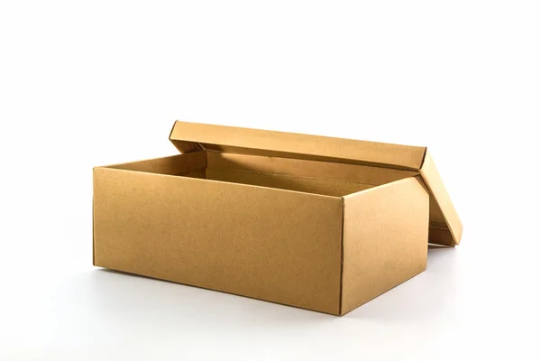 클리핑 패스와 함께 흰색 바탕에 갈색 구두 상자. — 스톡 사진
