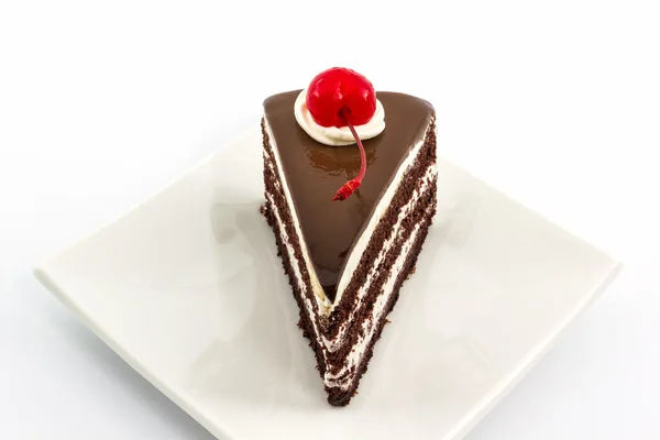 Fetta di torta al cioccolato con frutta a ciliegia rossa . — Foto Stock