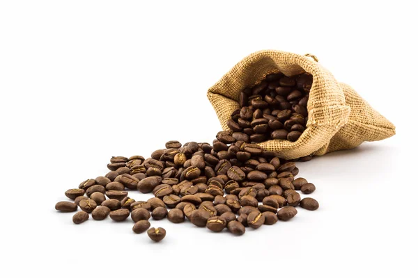 Graines de café torréfiées brunes dans un sac en toile  . — Photo