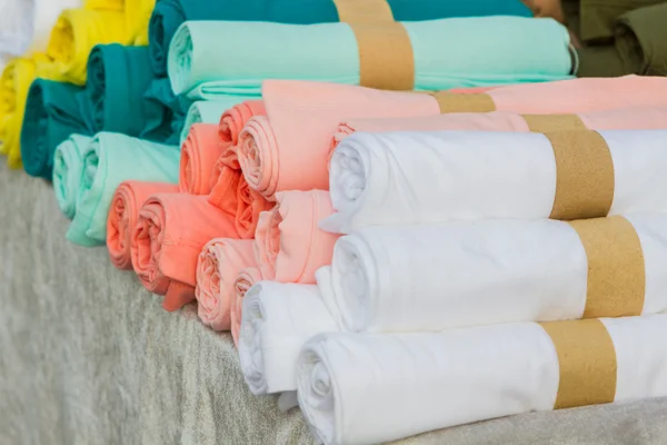 Fila de variedade de roupas de camisa multicoloridas penduradas na prateleira outdo — Fotografia de Stock