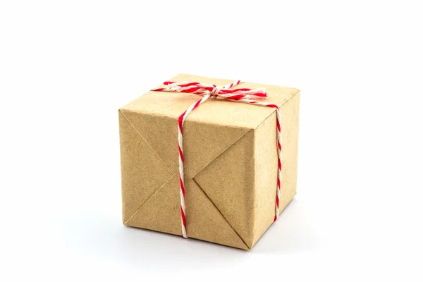 Caja de cartón envuelta con papel marrón . — Foto de Stock