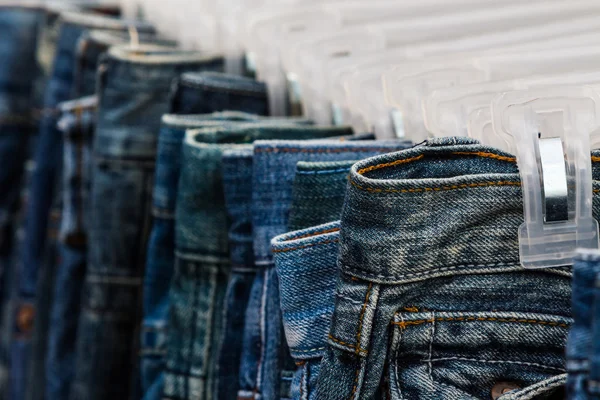 Fila de Jeans y pantalones  . —  Fotos de Stock