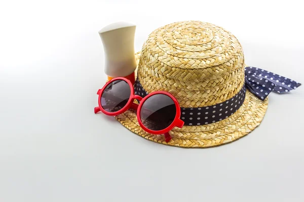 Chapeau tissé, lunettes de soleil rouges avec lotion pour le corps . — Photo