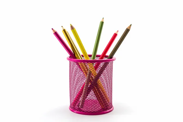 Färgglada pennor i rosa hink. — Stockfoto