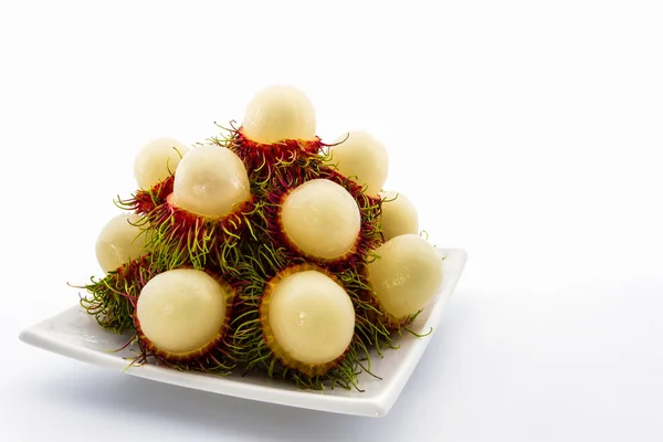 Rambutan su piastra bianca . — Foto Stock