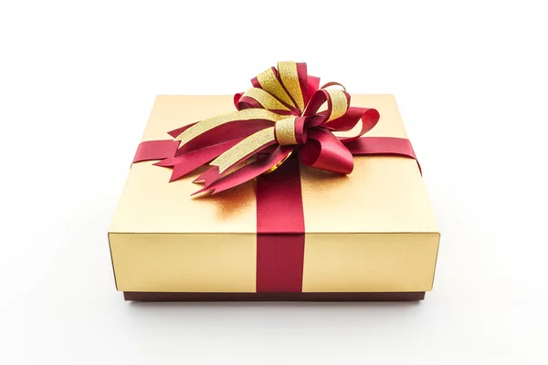 Caja de regalo dorada y marrón con lazo de cinta . — Foto de Stock