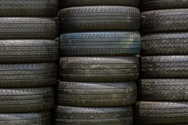 eski siyah tekerlek lastikleri yığını.