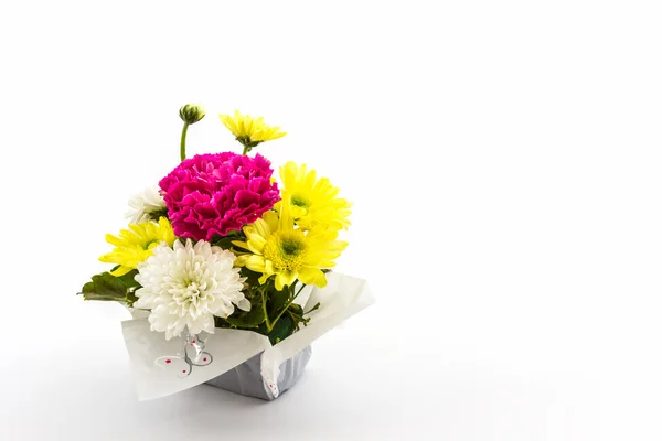 Anjer en chrysant bloemen in vaas. — Stockfoto