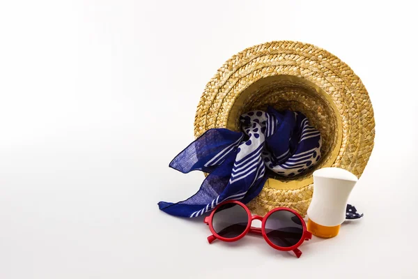 Chapeau tissé, lunettes de soleil rouges, écharpe avec lotion pour le corps . — Photo