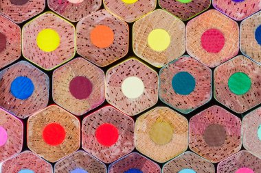 çeşitli renkli kalemler.