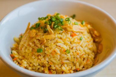 sarımsaklı kızarmış pilav kase.