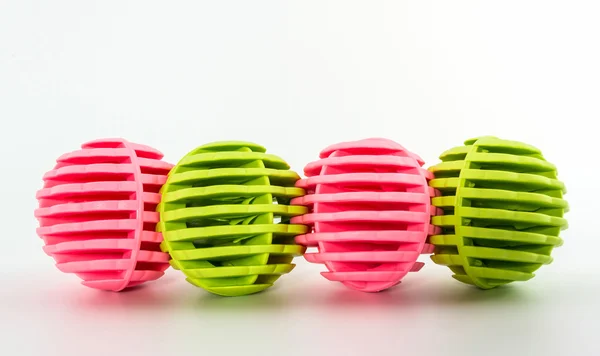 行的粉红色和绿色洗涤球，塑料球 — 图库照片