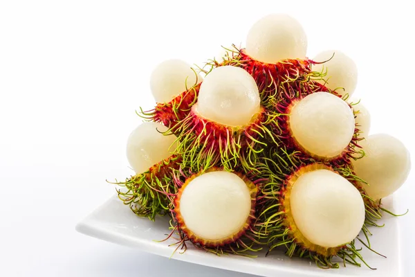 Rambutan sur plaque blanche . — Photo