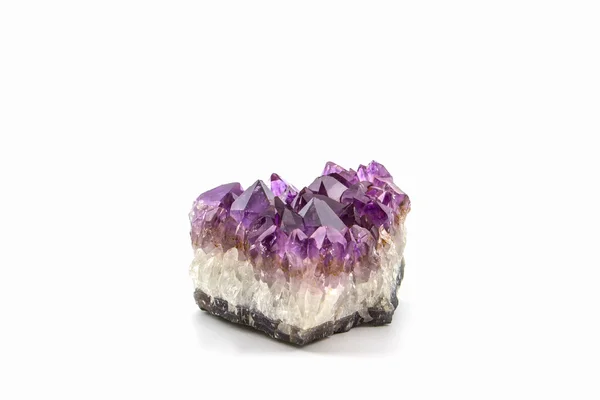 Pedra de cristal, cristais de ametista áspero roxo . — Fotografia de Stock