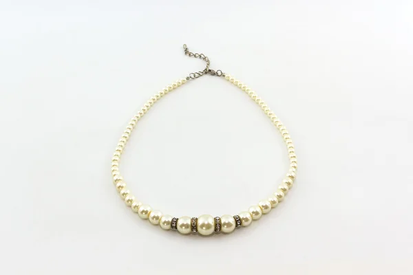 Elegantní Bílý perlový náhrdelník. — Stock fotografie