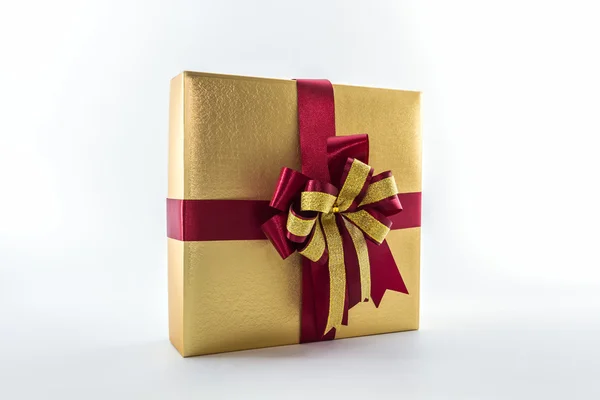 Emas dan coklat kotak hadiah dengan pita busur . — Stok Foto