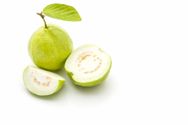 Guava su sfondo bianco. — Foto Stock