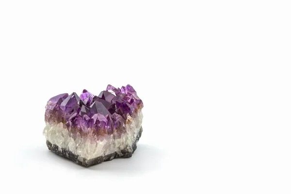 Pierre de cristal, cristaux d'améthyste rugueux violet . — Photo