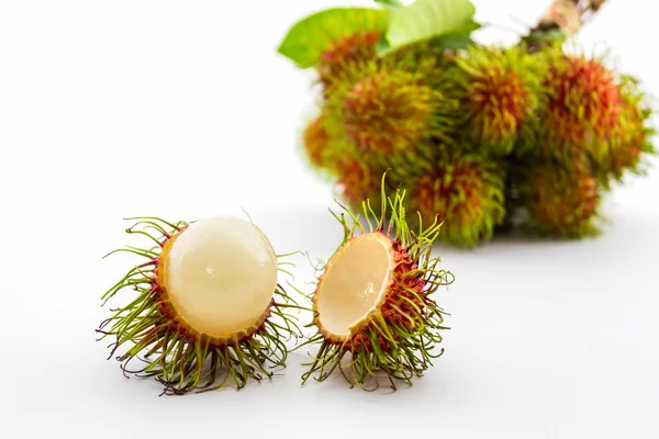 Rambutan manis segar pada latar belakang putih . — Stok Foto