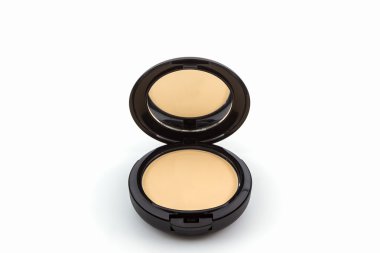 Makyaj, yüz pudrası siyah durumunda.