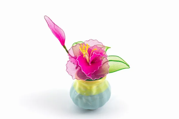五颜六色的装饰人造花在花瓶里. — 图库照片