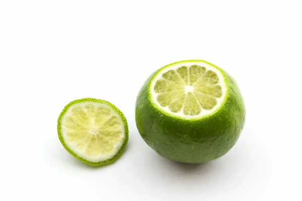Färsk lime, tvärsnitt visar limefrukterna hud. — Stockfoto