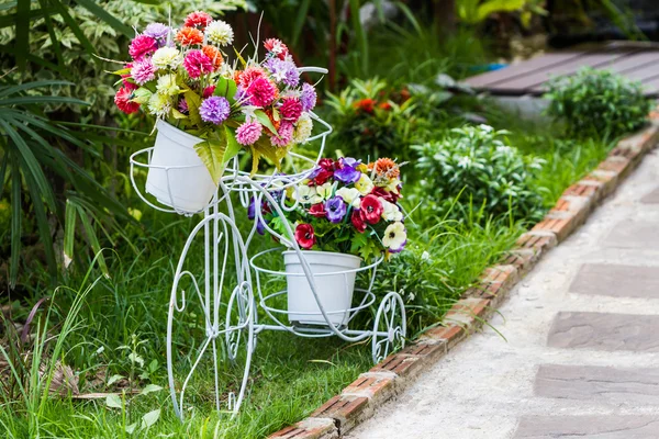 Sykkel i årgangstype med blomster . – stockfoto