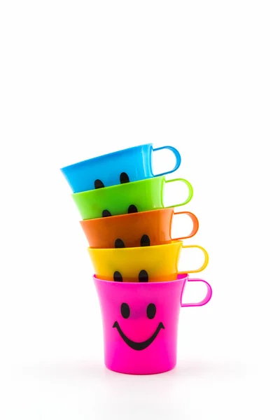 Happy smiley visages tasse dans la rangée . — Photo