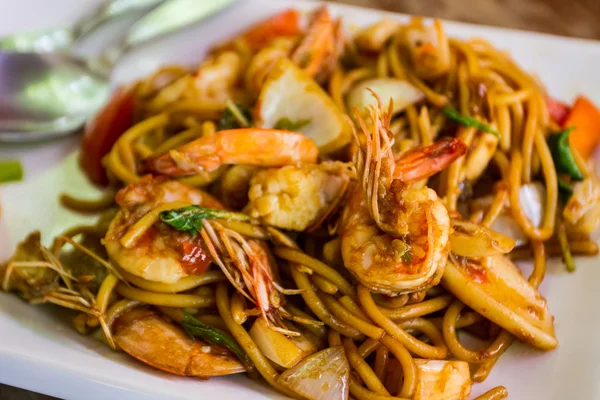 Špagety s krevety a bazalka . — Stock fotografie