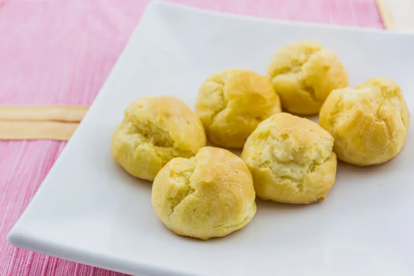 Süße frische Mini-Windbeutel, Profiterole, Choux, Eclair, Dessert — Stockfoto