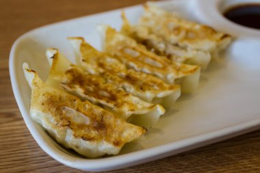 kızartılmış hamur tatlısı, yakın sosu.