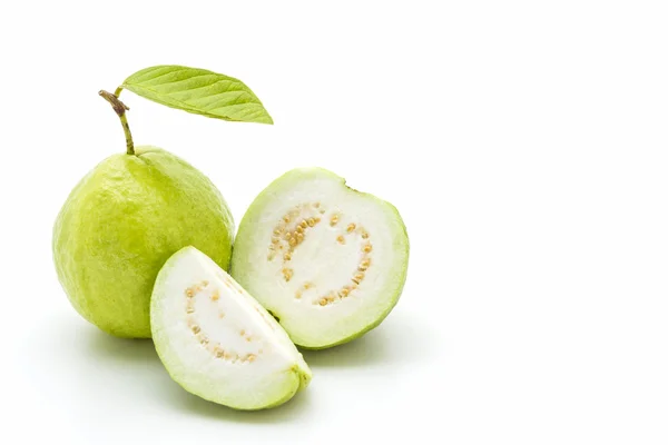 Guava beyaz arkaplanda. — Stok fotoğraf