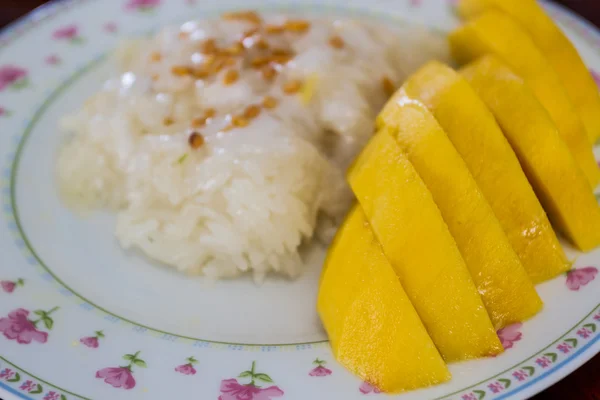 Mango sticky rice, delicious dessert. — Stock Photo, Image