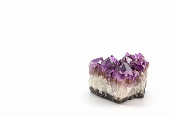 Pedra de cristal, cristais de ametista áspero roxo . — Fotografia de Stock