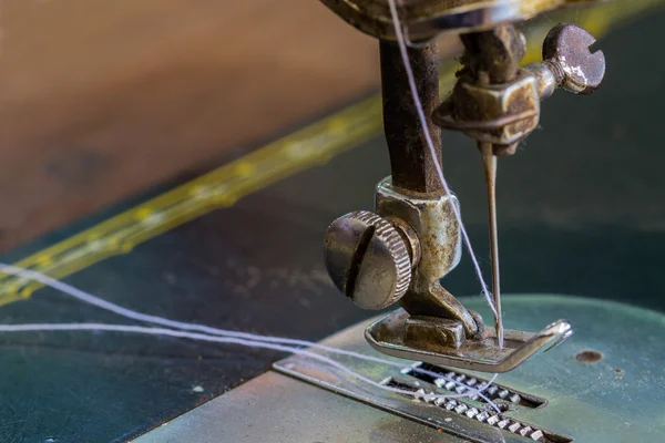 Oude naaimachine en needle. — Stockfoto