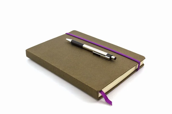 Livre de journal brun avec stylo . — Photo