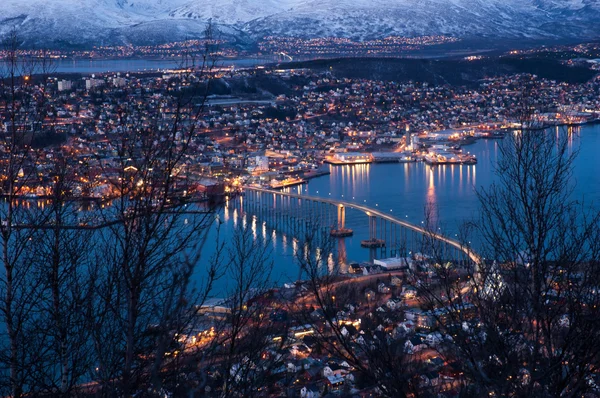 Letecký pohled nad tromso bridge - spojující pevninu — Stock fotografie