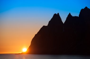 kayalık deniz sahilinde devils dişler, tungeneset, senja, bakış açısı