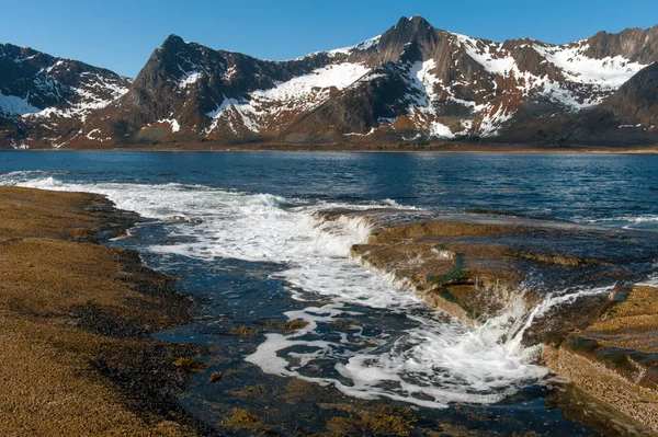 La costa rocosa de mar en el mirador a los dientes Devils, Tungeneset, Senja — Foto de Stock