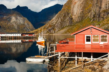 sod çatılı reine lofoten Adaları Norveç'in Town tipik kırmızı rorbu kulübeleri