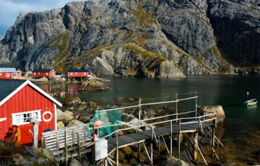 sod çatılı reine lofoten Adaları Norveç'in Town tipik kırmızı rorbu kulübeleri
