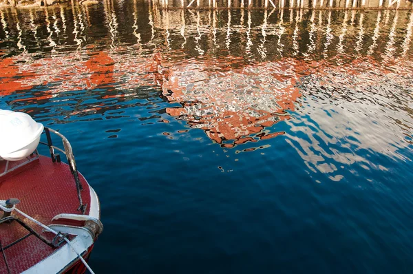 Typiska röda rorbu hyddor med sod taket i staden reine på lofoten öarna i Norge — Stockfoto