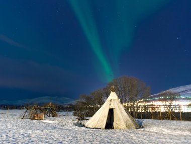Norveç in troms bölgesinde geleneksel sami geyik cilt çadır (Laponya yurts)