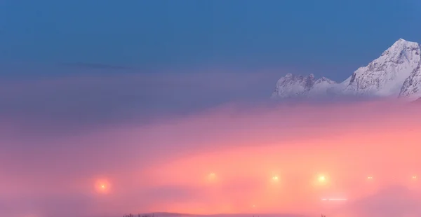 Nebbia mattutina in città — Foto Stock