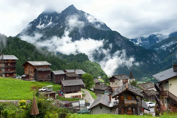 Ház a szépség st moritz-engadin-völgyben. La sag — Stock Fotó