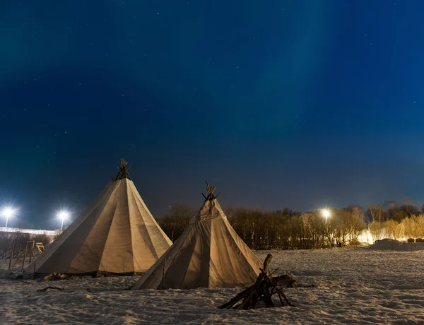 Παραδοσιακές σκηνές δέρμα ταράνδου Σάμη (από τη Λαπωνία yurts) σε troms περιοχή της Νορβηγίας — Φωτογραφία Αρχείου