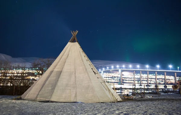 Traditional Sami reindeer-skin tents (lappish yurts) in Troms region of Norway — Stock Photo, Image
